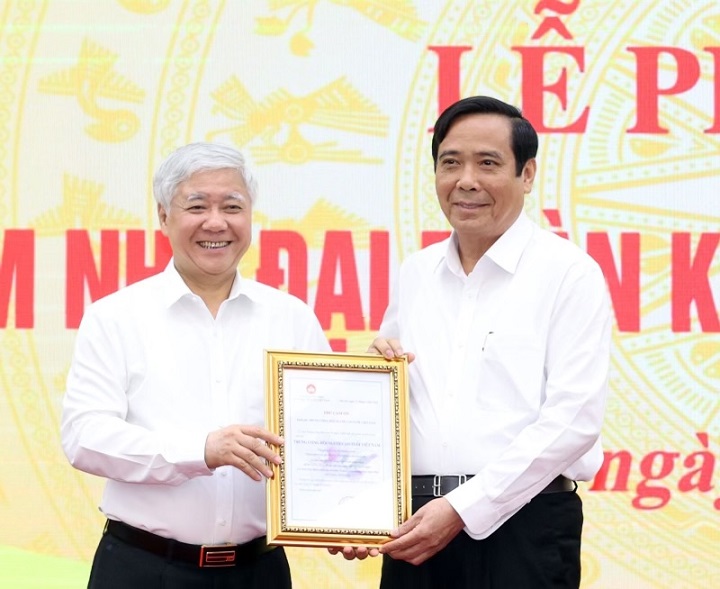 Chủ tịch Ủy ban Trung ương MTTQ Việt Nam Đỗ Văn Chiến trao thư cảm ơn cho Hội NCT Việt Nam ủng hộ tại chương trình